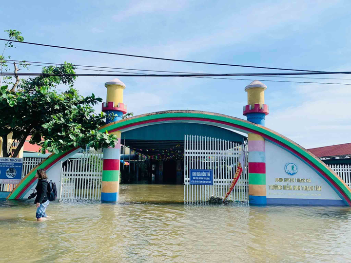 Giáo viên xắn quần, lội nước mò sách vở cho học sinh sau lũ - 1