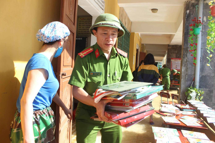 Giáo viên xắn quần, lội nước mò sách vở cho học sinh sau lũ - 9