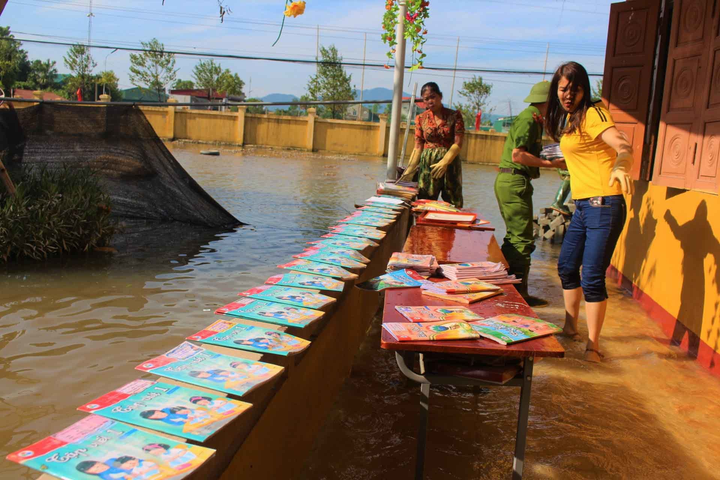 Giáo viên xắn quần, lội nước mò sách vở cho học sinh sau lũ - 10