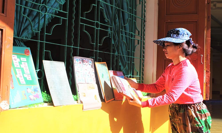 Giáo viên xắn quần, lội nước mò sách vở cho học sinh sau lũ - 11