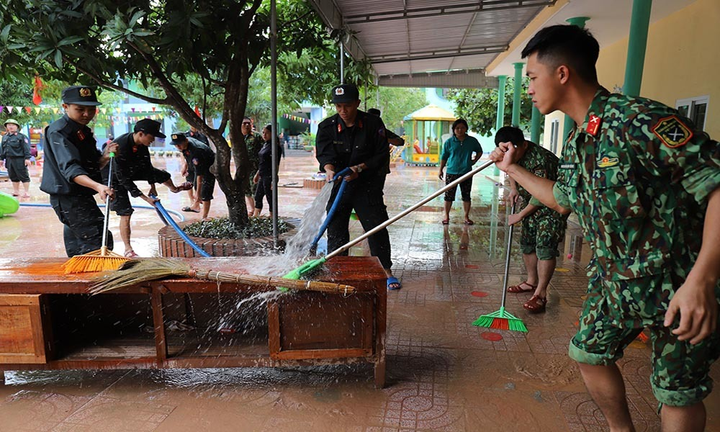 Giáo viên xắn quần, lội nước mò sách vở cho học sinh sau lũ - 12