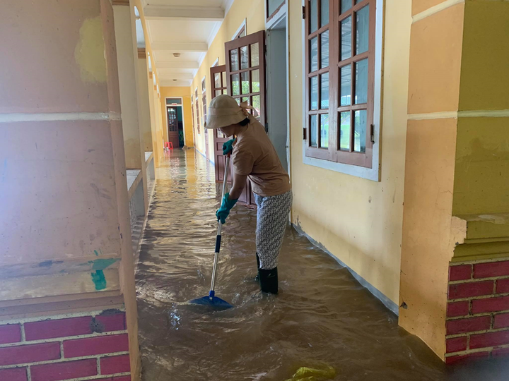 Giáo viên xắn quần, lội nước mò sách vở cho học sinh sau lũ - 2