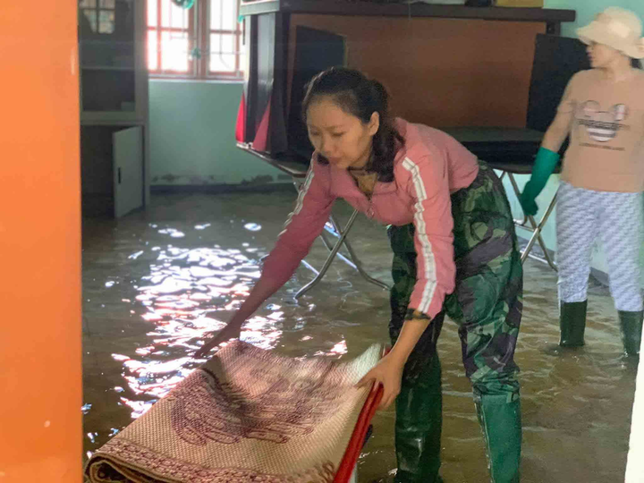 Giáo viên xắn quần, lội nước mò sách vở cho học sinh sau lũ - 3