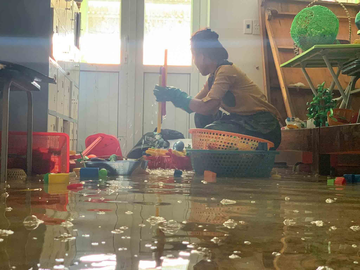 Giáo viên xắn quần, lội nước mò sách vở cho học sinh sau lũ - 4