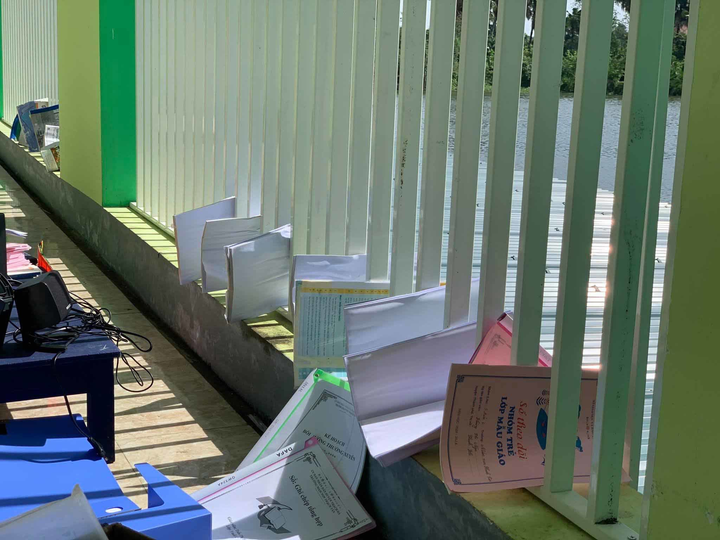 Giáo viên xắn quần, lội nước mò sách vở cho học sinh sau lũ - 6