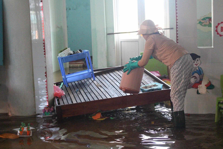 Giáo viên xắn quần, lội nước mò sách vở cho học sinh sau lũ - 7