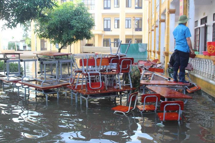 Giáo viên xắn quần, lội nước mò sách vở cho học sinh sau lũ - 8