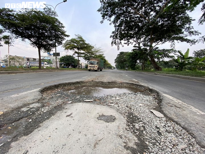 Ảnh: Đại lộ đẹp nhất nhì Sài Gòn xuống cấp nghiêm trọng, chi chít ổ gà, ổ voi - 1