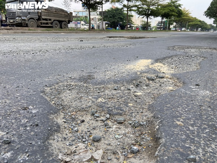 Ảnh: Đại lộ đẹp nhất nhì Sài Gòn xuống cấp nghiêm trọng, chi chít ổ gà, ổ voi - 5
