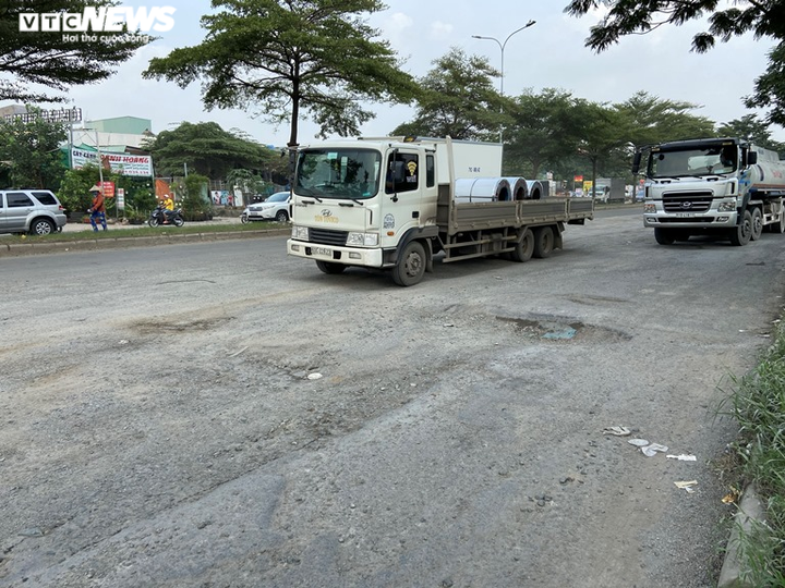 Ảnh: Đại lộ đẹp nhất nhì Sài Gòn xuống cấp nghiêm trọng, chi chít ổ gà, ổ voi - 4