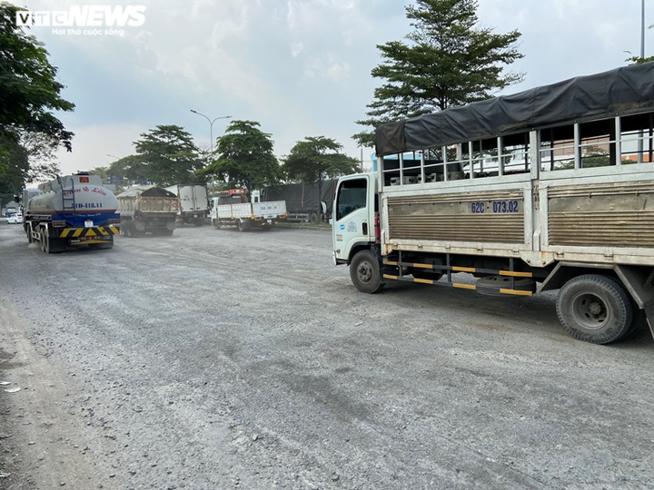 Ảnh: Đại lộ đẹp nhất nhì Sài Gòn xuống cấp nghiêm trọng, chi chít ổ gà, ổ voi - 6