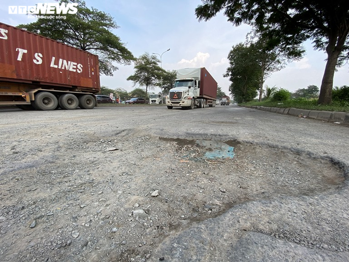 Ảnh: Đại lộ đẹp nhất nhì Sài Gòn xuống cấp nghiêm trọng, chi chít ổ gà, ổ voi - 8