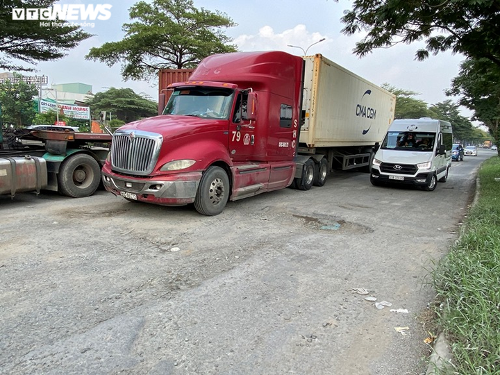 Ảnh: Đại lộ đẹp nhất nhì Sài Gòn xuống cấp nghiêm trọng, chi chít ổ gà, ổ voi - 2