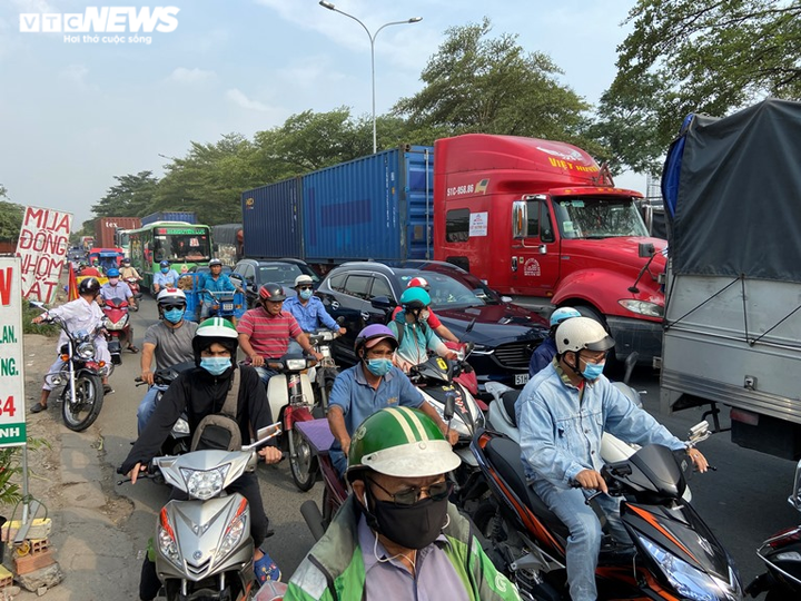 Ảnh: Đại lộ đẹp nhất nhì Sài Gòn xuống cấp nghiêm trọng, chi chít ổ gà, ổ voi - 9