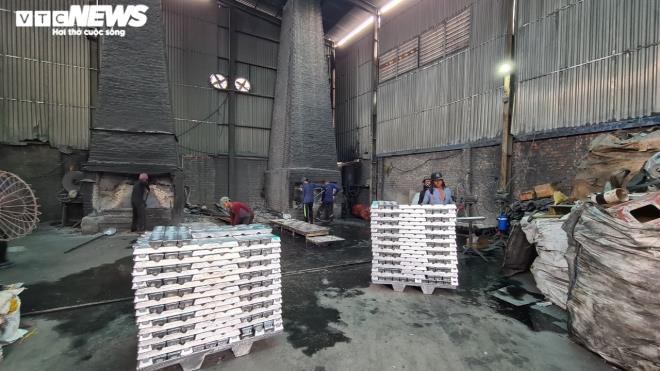 Kinh hãi 300 ống khói xả thẳng lên trời ở làng tái chế nhôm lớn nhất miền Bắc - 1