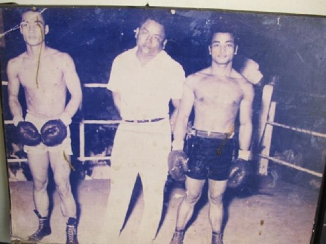 Lý Huỳnh (ngoài cùng bên phải) thời trẻ trên đài đấu quyền Anh.