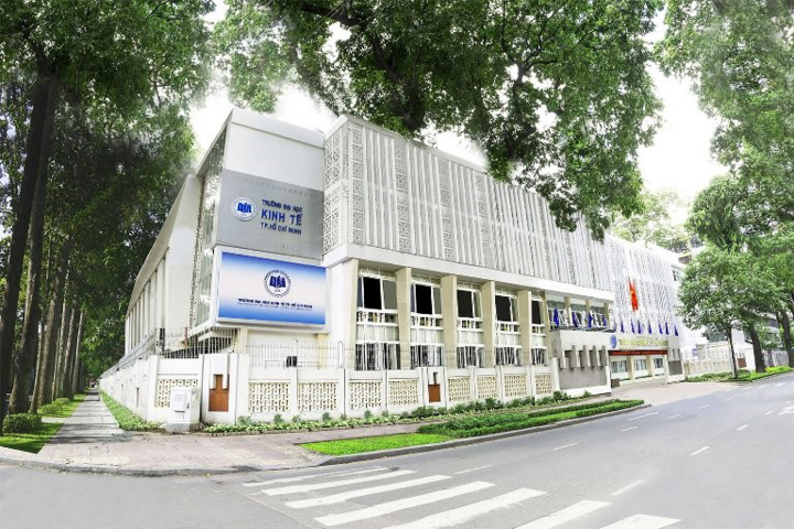 ĐH Kinh tế TP.HCM hỗ trợ 50% học phí cho sinh viên vùng lũ miền Trung - 1