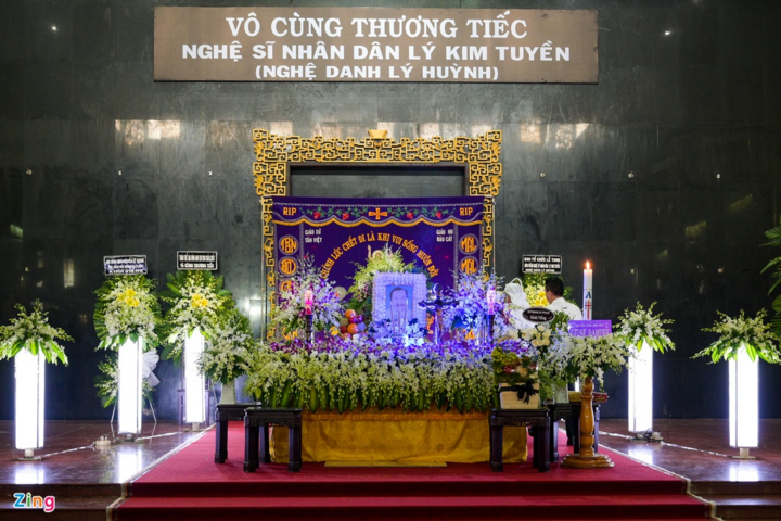 Giáng My, Việt Trinh khóc trong tang lễ NSND Lý Huỳnh - 1
