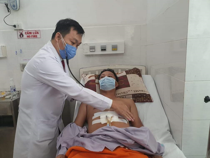 Bác sĩ 'vượt' hết quy trình cứu nam thanh niên bị đâm thấu ngực - 1