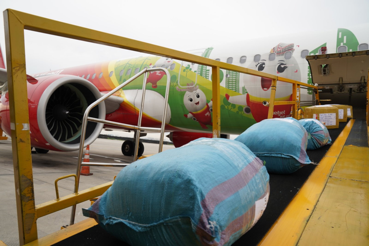 Bay cùng Vietjet - Chung tay ủng hộ 10.000 đồng/vé cho đồng bào miền Trung - 2