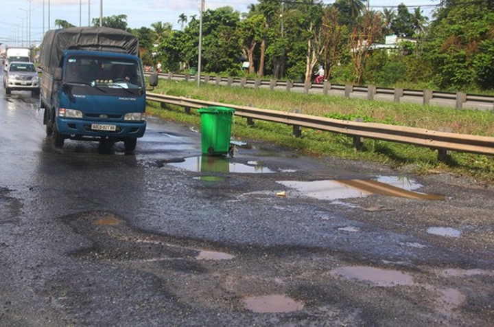 Nhiều đoạn Quốc lộ ở miền Tây bị hư hỏng nặng do mưa lớn kéo dài - 3