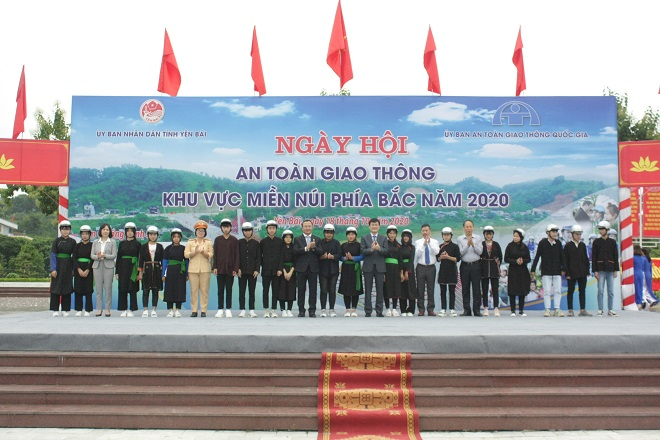 Honda Việt Nam trao tặng 1.000 mũ bảo hiểm cho người dân Yên Bái - 1