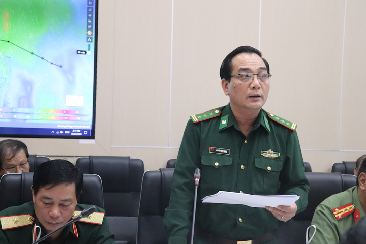 Tàu đánh cá chết máy, 5 ngư dân mắc kẹt giữa tâm bão số 8 - 1