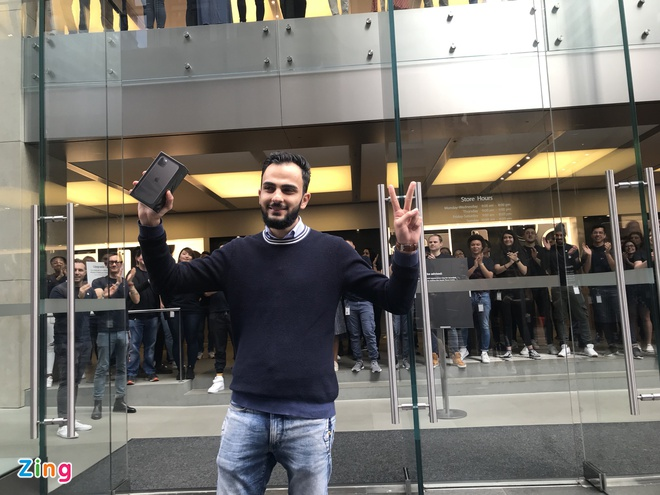 COVID-19 hoành hành khiến Apple Store đìu hiu trong ngày mở bán iPhone 12 - 1