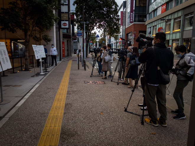 COVID-19 hoành hành khiến Apple Store đìu hiu trong ngày mở bán iPhone 12 - 2