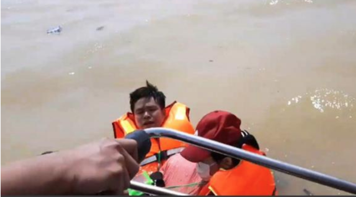 Hàng hóa cứu trợ miền Trung ứ đọng rất nhiều: Thứ trưởng Quốc phòng lý giải - 3