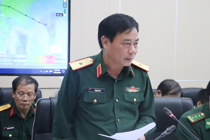 Tàu đánh cá chết máy, 5 ngư dân mắc kẹt giữa tâm bão số 8 - 2