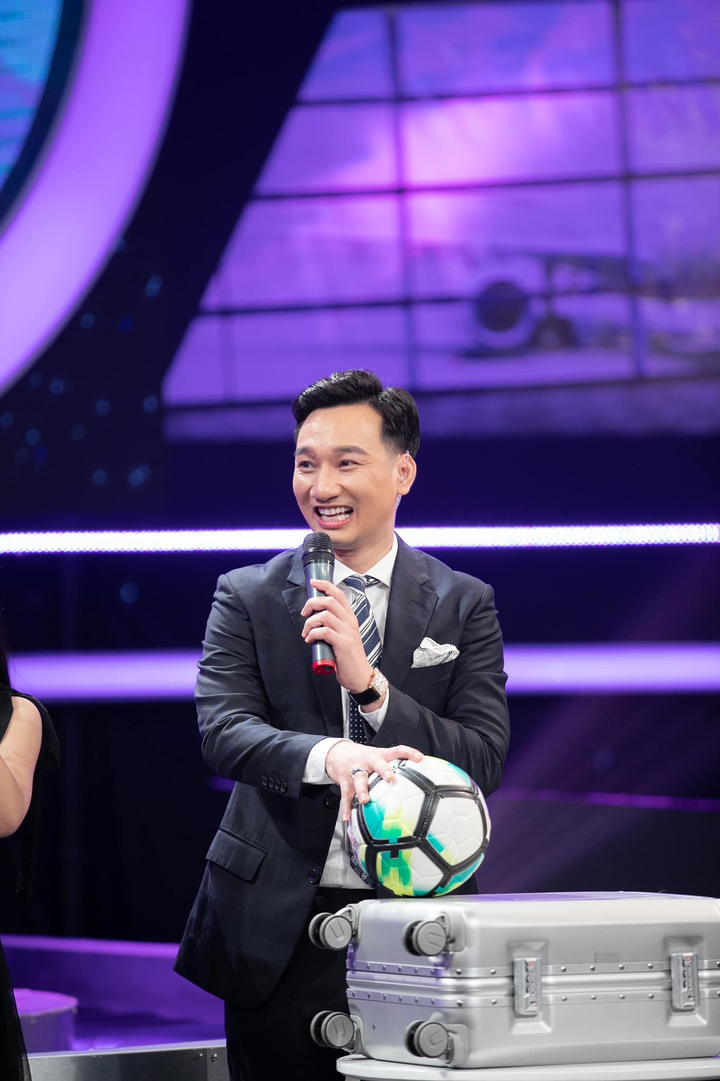 MC Thành Trung bị đứt dây chằng chân phải - 1