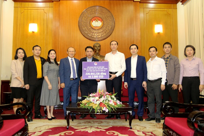 HLV Park Hang Seo góp 70 triệu đồng ủng hộ người dân miền Trung - 1