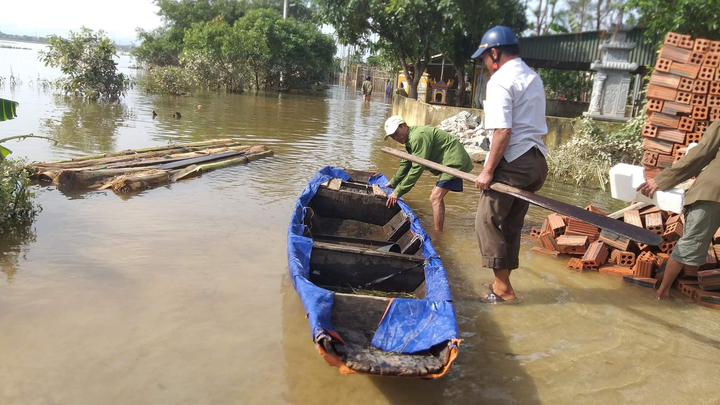 Lũ chưa rút hết, dân Hà Tĩnh lại lo chuyển đồ tránh bão số 8 - 8