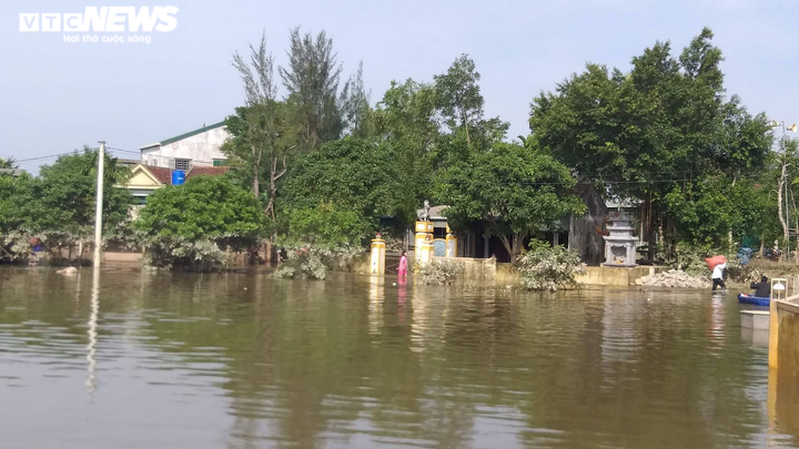 Lũ chưa rút hết, dân Hà Tĩnh lại lo chuyển đồ tránh bão số 8 - 10