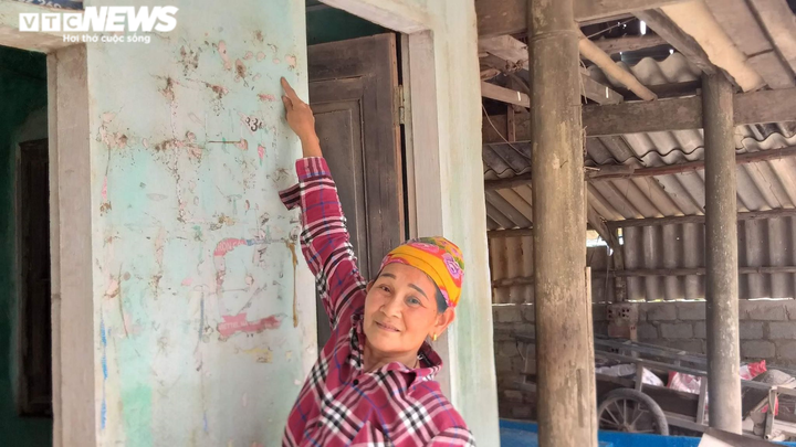 Lũ chưa rút hết, dân Hà Tĩnh lại lo chuyển đồ tránh bão số 8 - 6