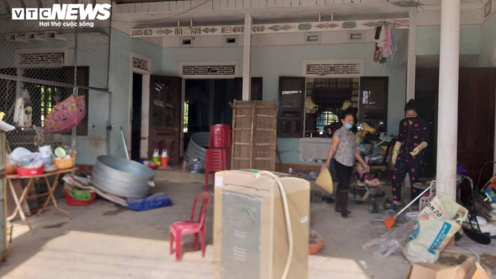 Lũ chưa rút hết, dân Hà Tĩnh lại lo chuyển đồ tránh bão số 8 - 4