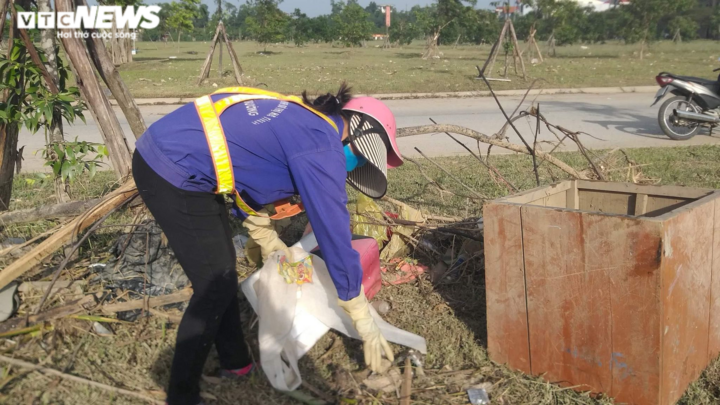 Ngổn ngang rác thải sau trận lũ kinh hoàng ở Hà Tĩnh - 5
