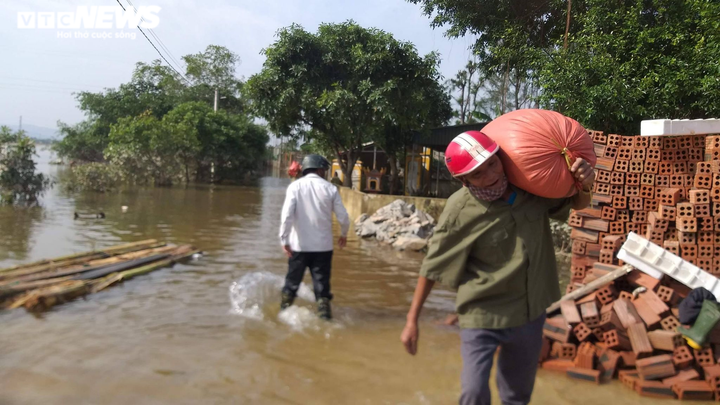 Lũ chưa rút hết, dân Hà Tĩnh lại lo chuyển đồ tránh bão số 8 - 3