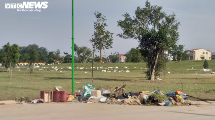Ngổn ngang rác thải sau trận lũ kinh hoàng ở Hà Tĩnh - 4