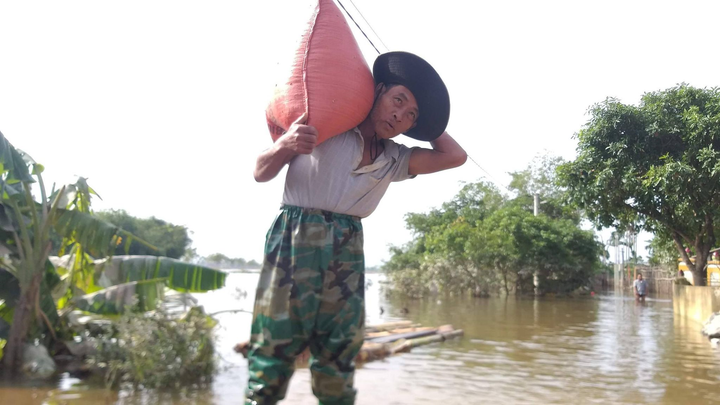 Lũ chưa rút hết, dân Hà Tĩnh lại lo chuyển đồ tránh bão số 8 - 1