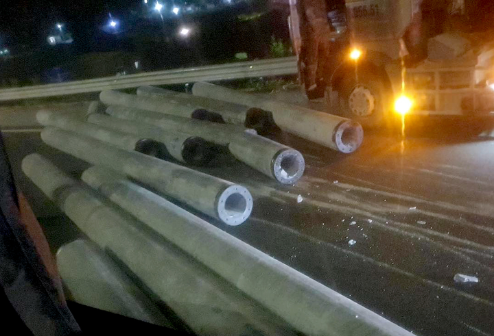 Xe đầu kéo làm rơi cột điện, văng vào xe khách trên cao tốc Pháp Vân - Cầu Giẽ - 1