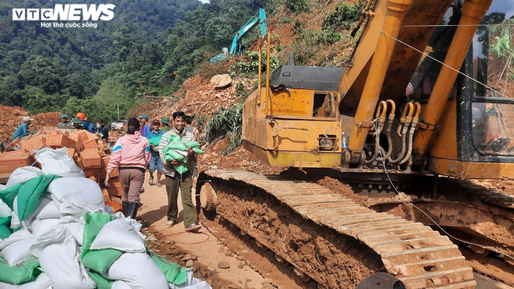 Giăng dây cáp qua miệng vực đưa hàng cứu trợ cho dân bản bị cô lập ở Quảng Trị - 3