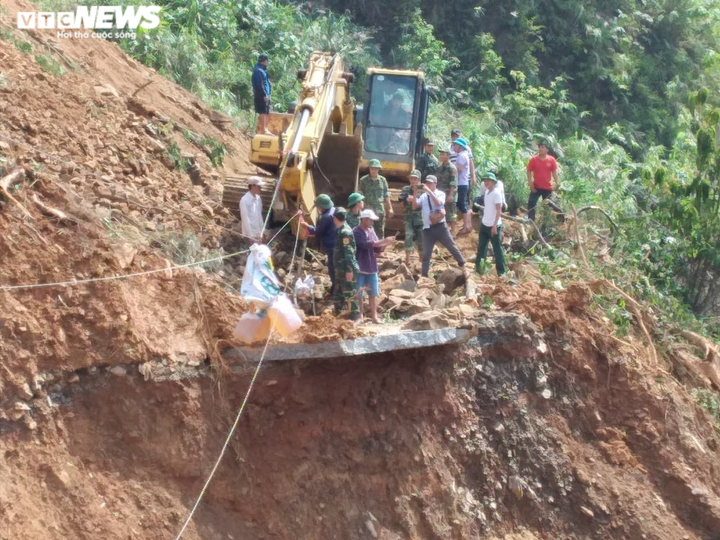 Giăng dây cáp qua miệng vực đưa hàng cứu trợ cho dân bản bị cô lập ở Quảng Trị - 2