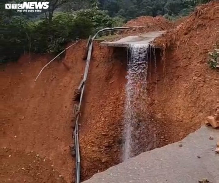 Giăng dây cáp qua miệng vực đưa hàng cứu trợ cho dân bản bị cô lập ở Quảng Trị - 1