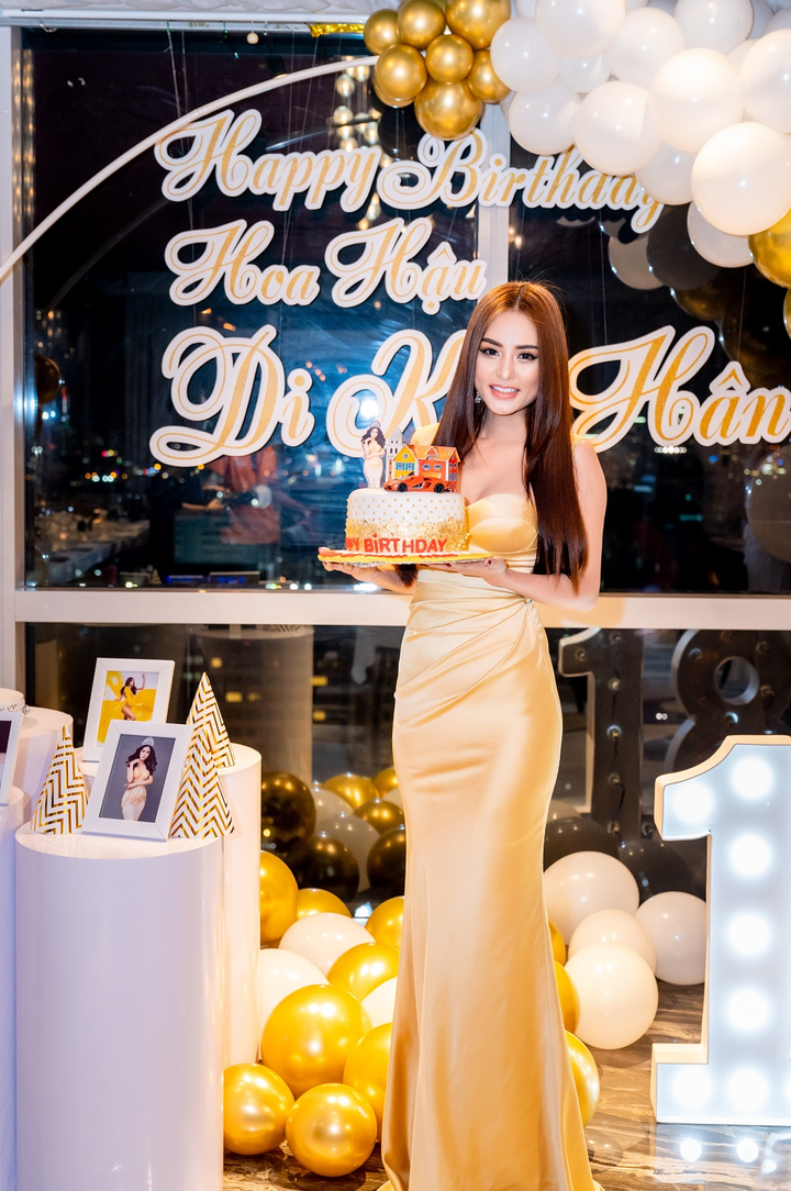 Hoa hậu Di Khả Hân gợi cảm tại tiệc mừng tuổi mới - 5