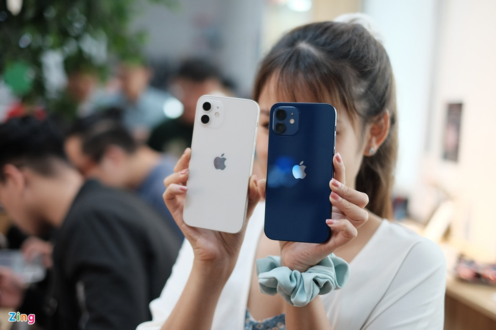 'Đập hộp' chiếc iPhone 12 đầu tiên về Việt Nam - 1