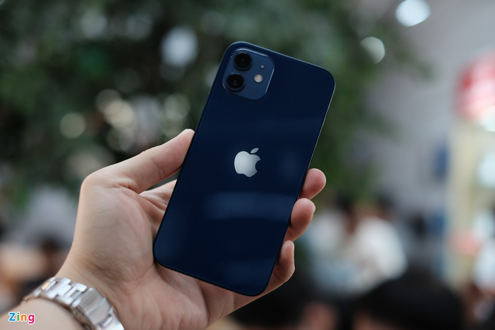 'Đập hộp' chiếc iPhone 12 đầu tiên về Việt Nam - 3