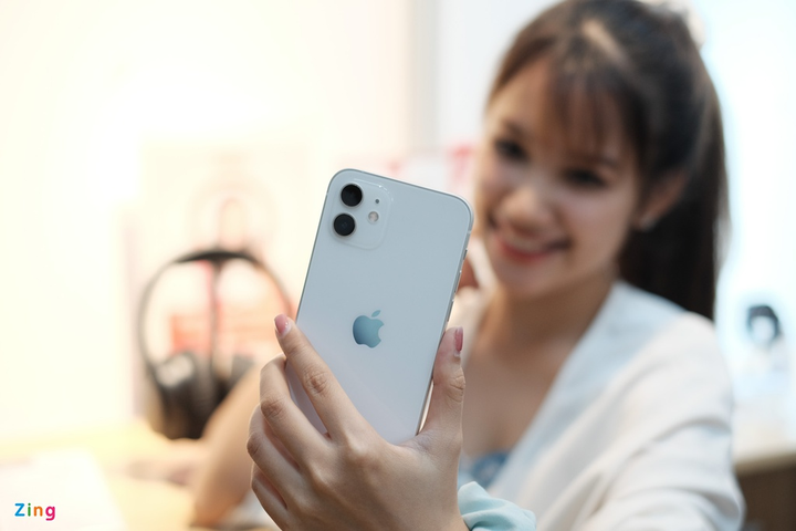 'Đập hộp' chiếc iPhone 12 đầu tiên về Việt Nam - 4