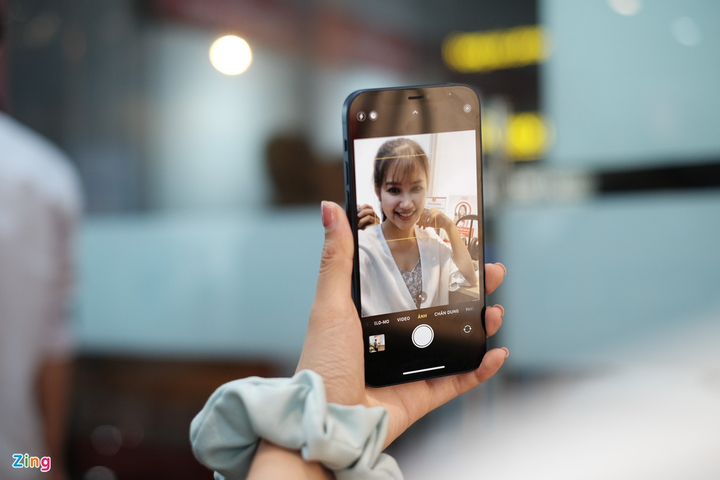 'Đập hộp' chiếc iPhone 12 đầu tiên về Việt Nam - 6